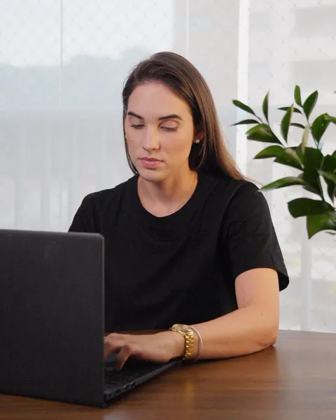 Luiza Vercezi trabalhando no notebook